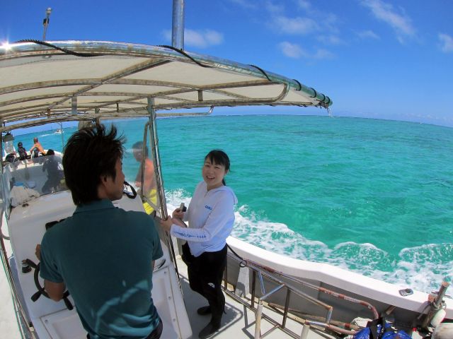 青の洞窟まではボートでご案内!クルージングも楽しめます!