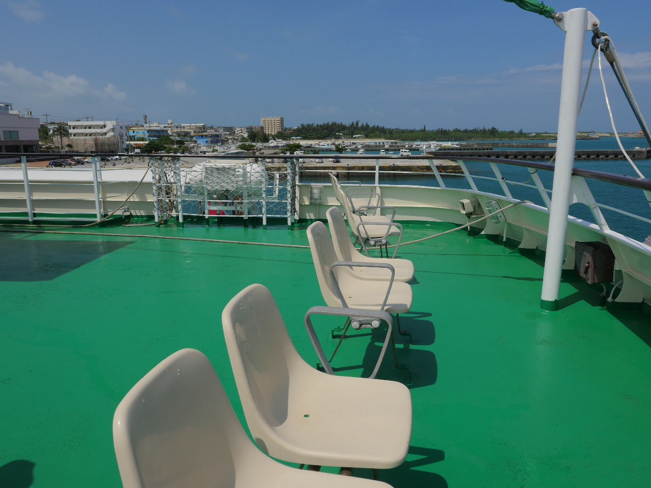 お天気の良い日はデッキから海風をご堪能ください。室内にもお席はございます。