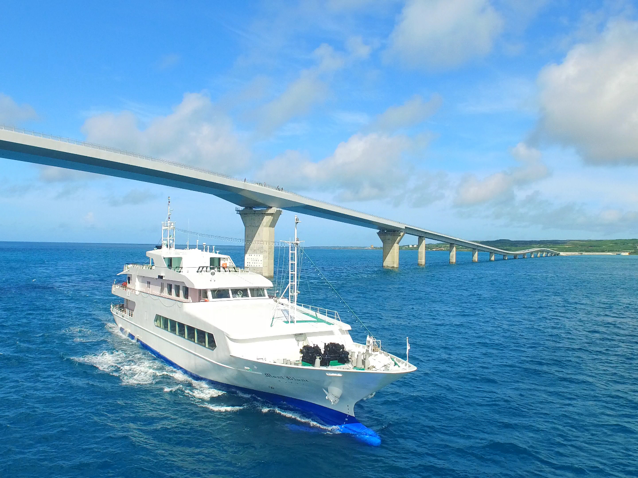 伊良部大橋とモンブラン号