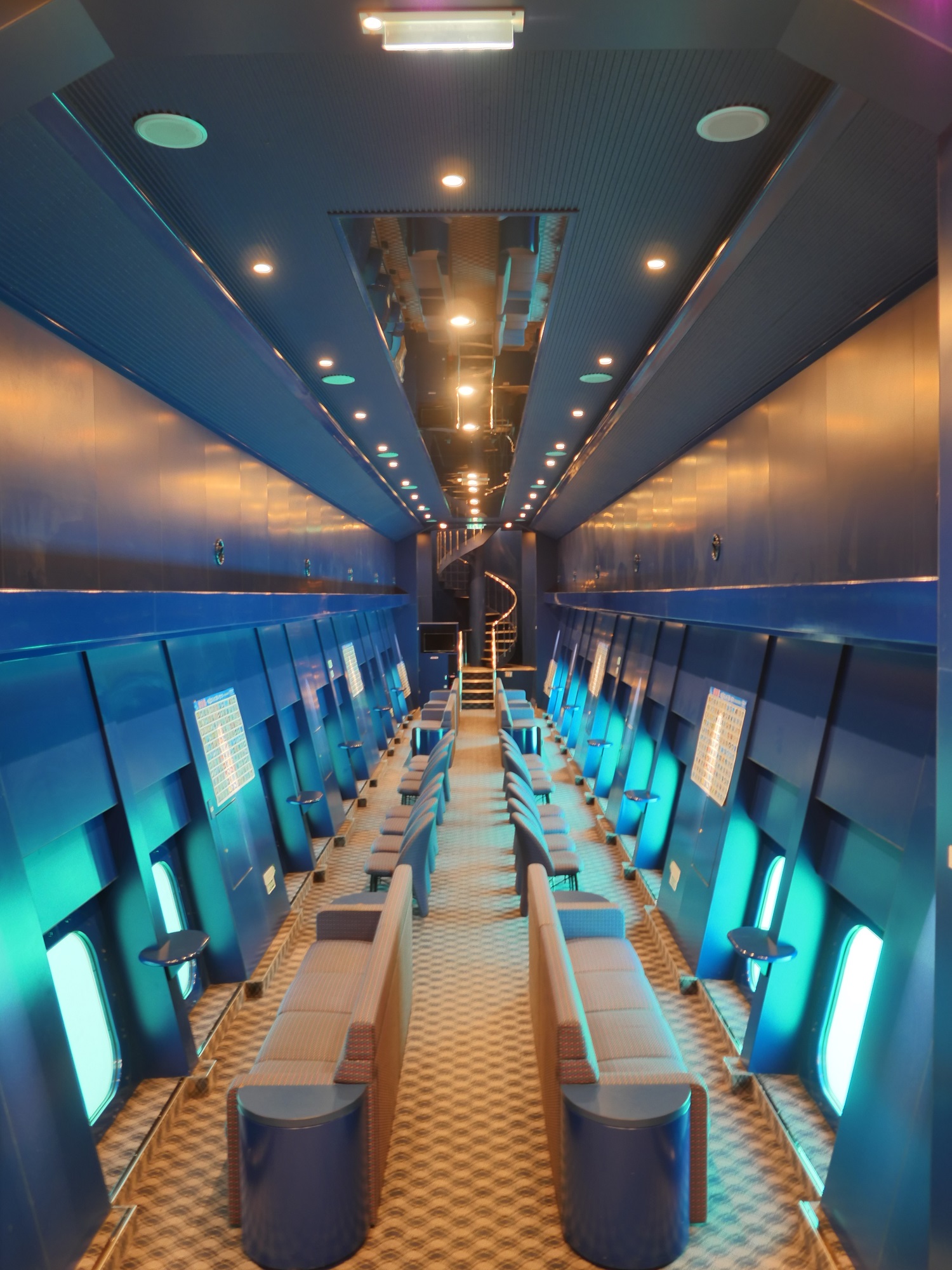 �`�A�N�A���E���W�ɂĕ��𒅂��܂܊C���U����`