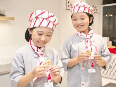 パティスリーショップ:パティシエとして、クリームと甘酸っぱいいちごを使った焼き菓子を作り、「ものづくりの面白さ」「おいしく食べる喜び」などを感じることができます