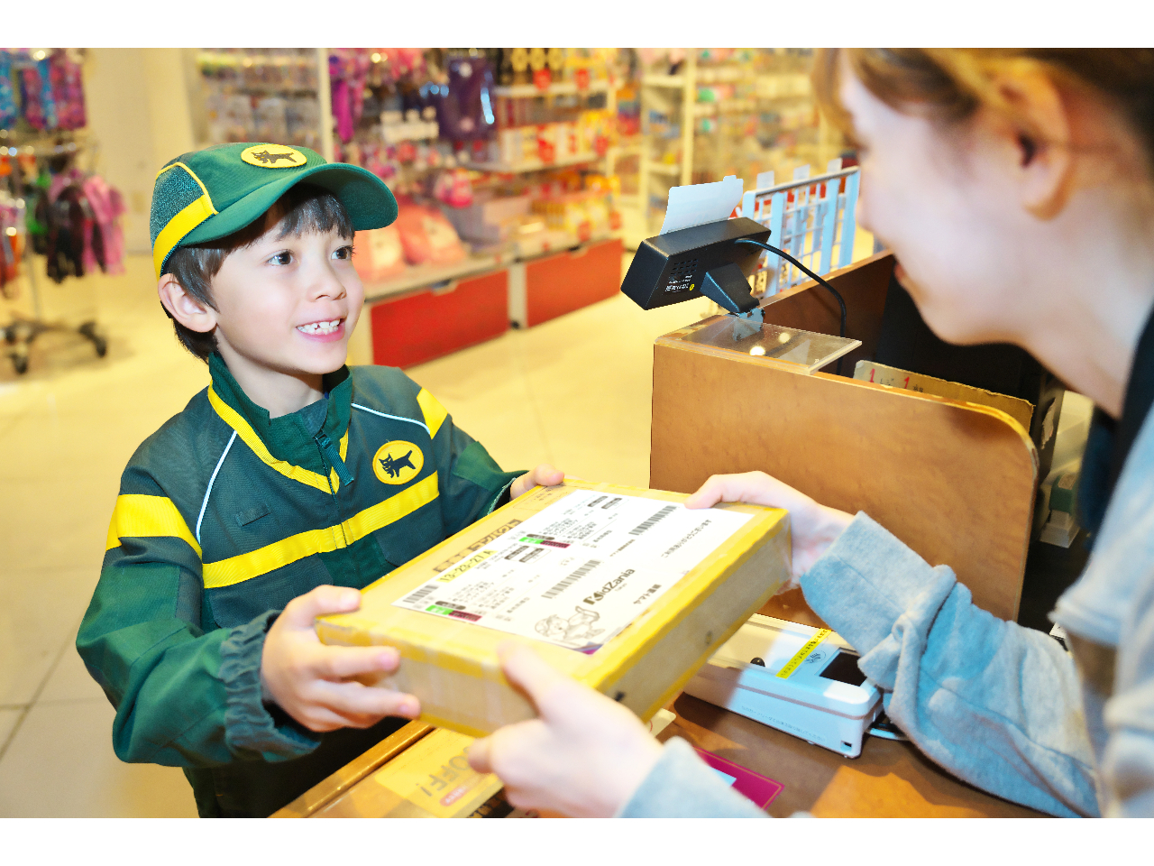 Z[XhCo[FԂEH[NX[ƂԂgāALbUjÅX̂낢ȏꏊɉוzBA󂯎ɍs肵܂B