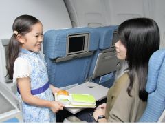 キャビンアテンダント:保護者はお客様役として飛行機に搭乗することができます。