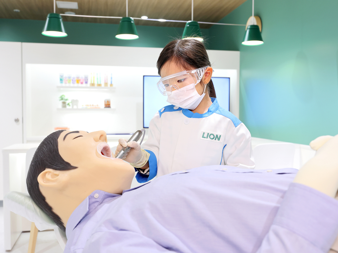 歯科医院:歯科医師や歯科衛生士として、虫歯の治療をする仕事です。どんな治療をするのか説明を受けたり、虫歯にならないように予防のお薬を塗ったりします。