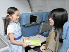 キャビンアテンダントの体験:保護者はお客様役として飛行機に搭乗することができます。
