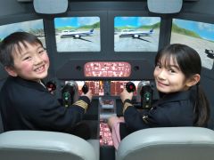 飛行機(パイロット):フライトシミュレーターを使って、飛行機の操縦の訓練をします。難易度を変えることができるので、さらに上級を目指してがんばりましょう。