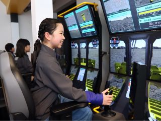 建設機械開発センター:シミュレーターの操作を通じて開発のおもしろさと、その作業から答えを見つけ出す楽しさを体験してみましょう。