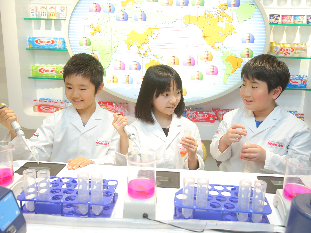 �Ȋw�������F�l�X�̕�炵�ɖ𗧂��߂ɁA����������������s���Ă��܂��B �����ȋۂ�����ы��Ŋώ@���āA���������ׂ��ۂ̂��Ƃ�񍐂��܂��B