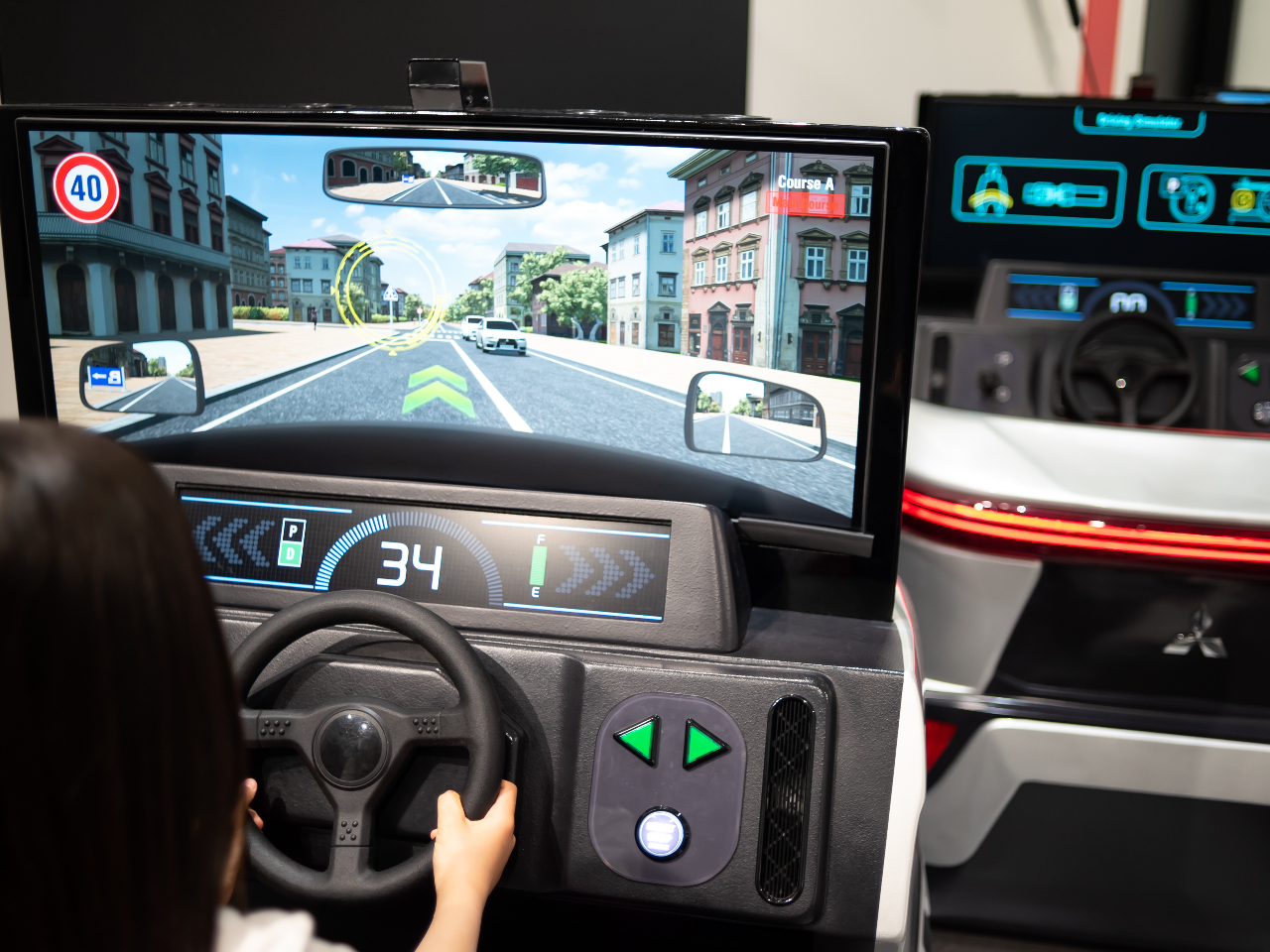 �^�]�Ƌ�������F�h���C�r���O�V�~�����[�^�[���g���āA�H�㋳�K���󂯂܂��B�����ɋ��K���C���ł�����^�]�Ƌ��؂����s����܂��B