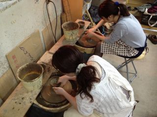 電動ろくろを使って作陶します。
初めての方も、スタッフがお手伝いしますのでお気軽にご参加ください。