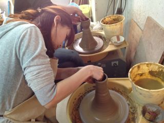 電動ろくろを使って作陶します。
初めての方も、スタッフがお手伝いしますのでお気軽にご参加ください。