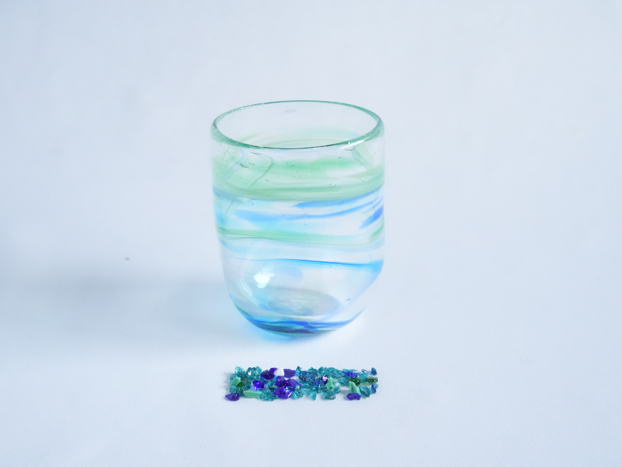 【マーブル模様】ガラスのチップをこのように並べます。