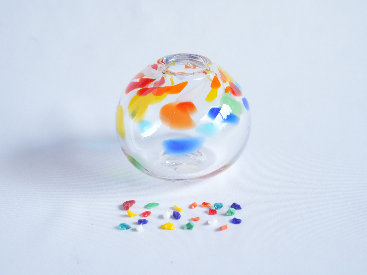 【水玉模様】ガラスのチップをこのように並べます。