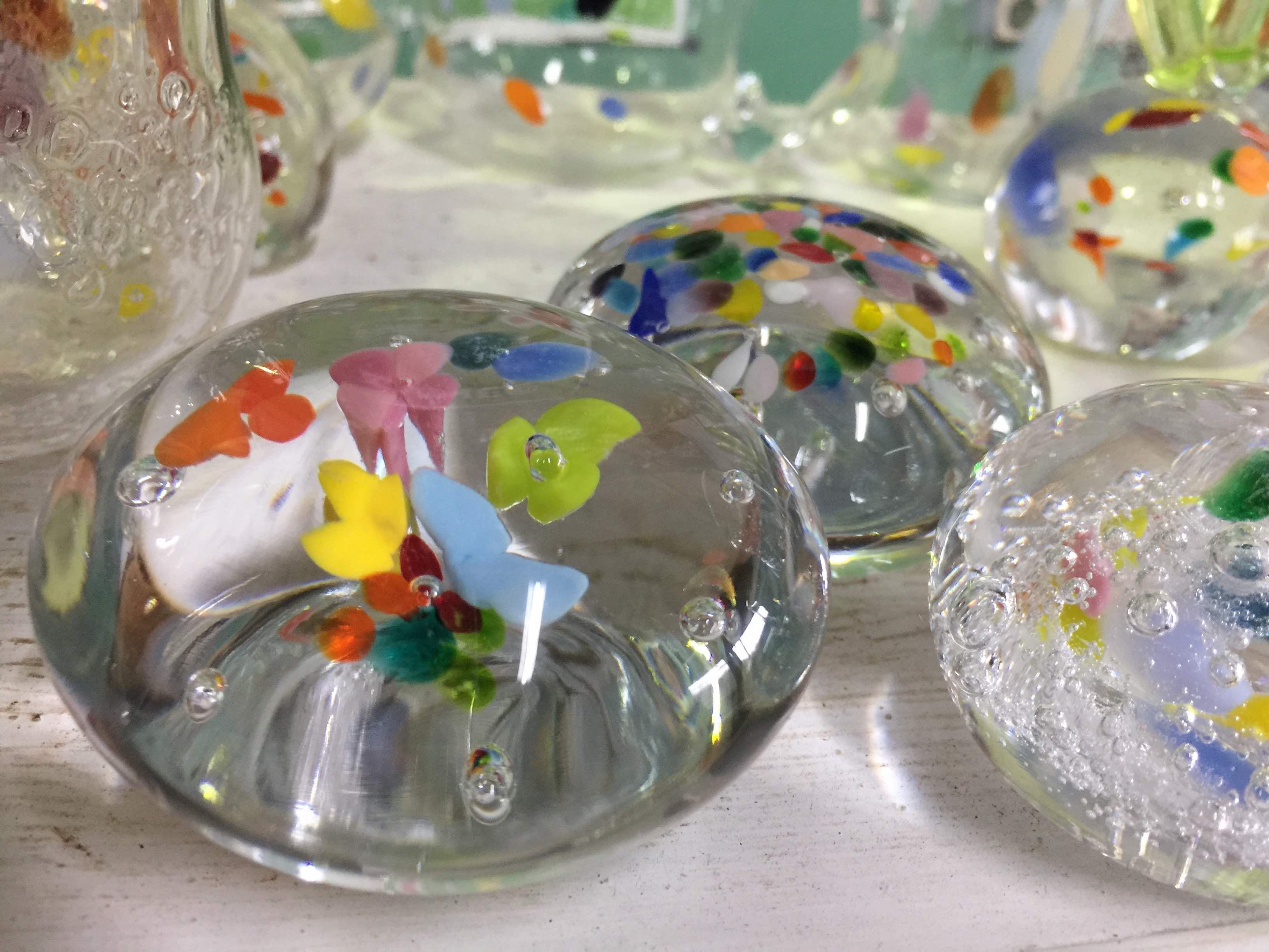 瀬戸 ガラス工芸 水中花のようなペーパーウェイトを作ろう スタジオバクザウルス じゃらん遊び体験