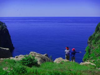 知床を1日かけてじっくり楽しむ自然ガイドおすすめツアーです。山から海まですべての自然環境を散策できる欲張り体験ツアー。知床五湖も原生林もオホーツク海楽しめます。