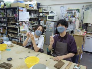 おっと!カメラを意識しすぎて、作品持つのを忘れたぁ〜!!