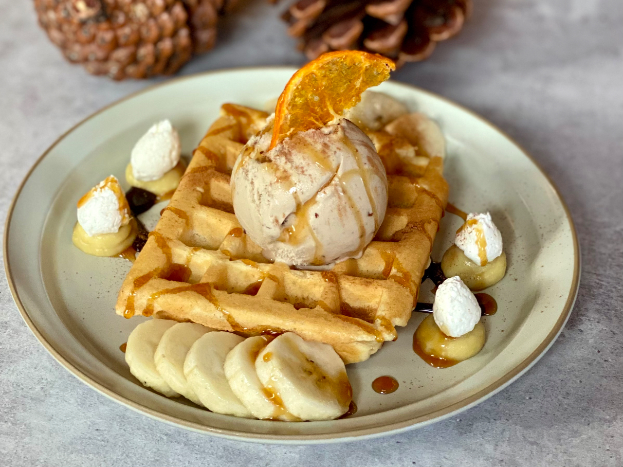 バナナと和栗アイスのワッフル(併設のカフェで食べられます)