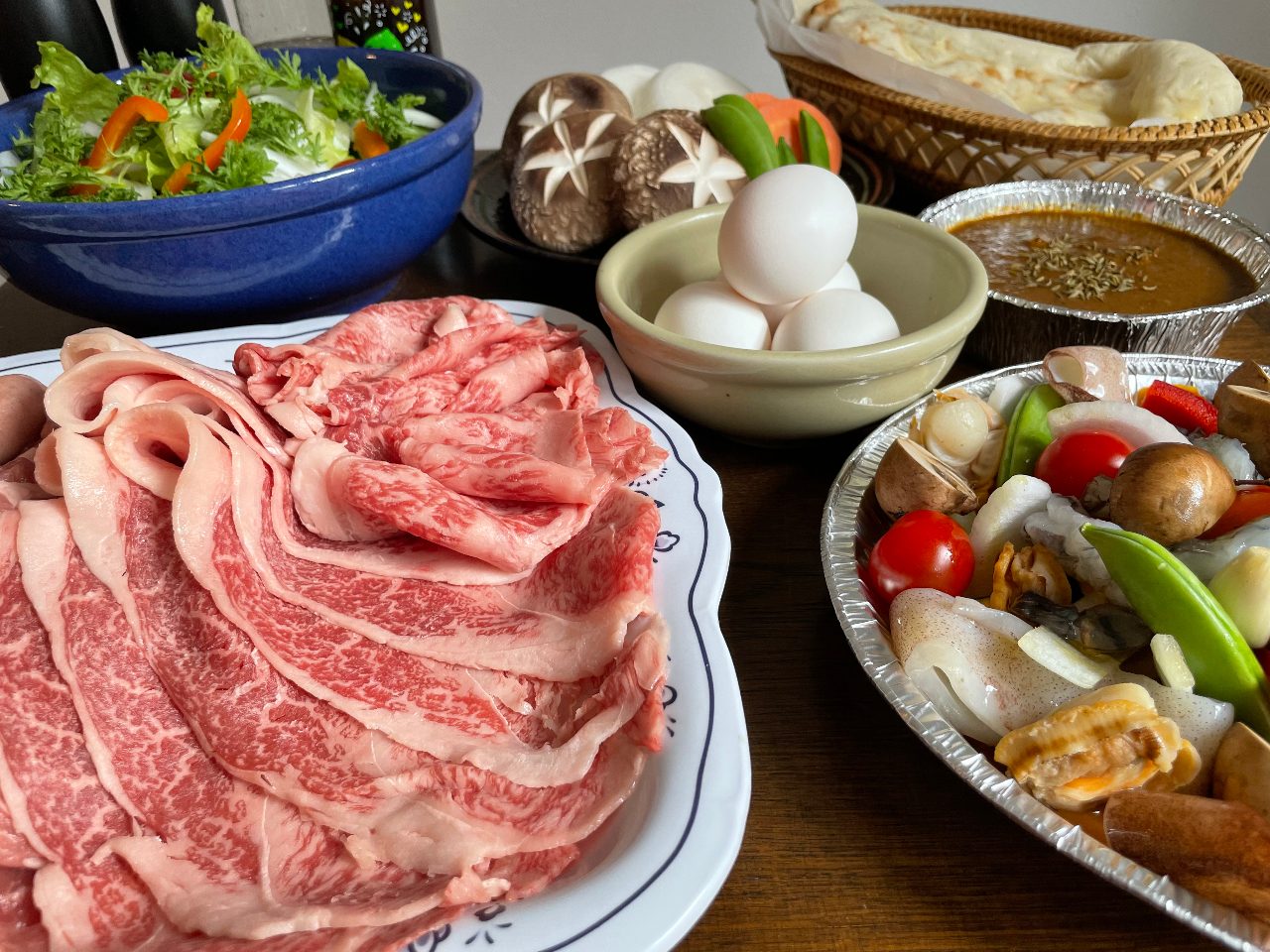 「プレミアム飛騨牛セット」写真は4人分です。海鮮アヒージョや特製カレー&ナンなどが付きます!