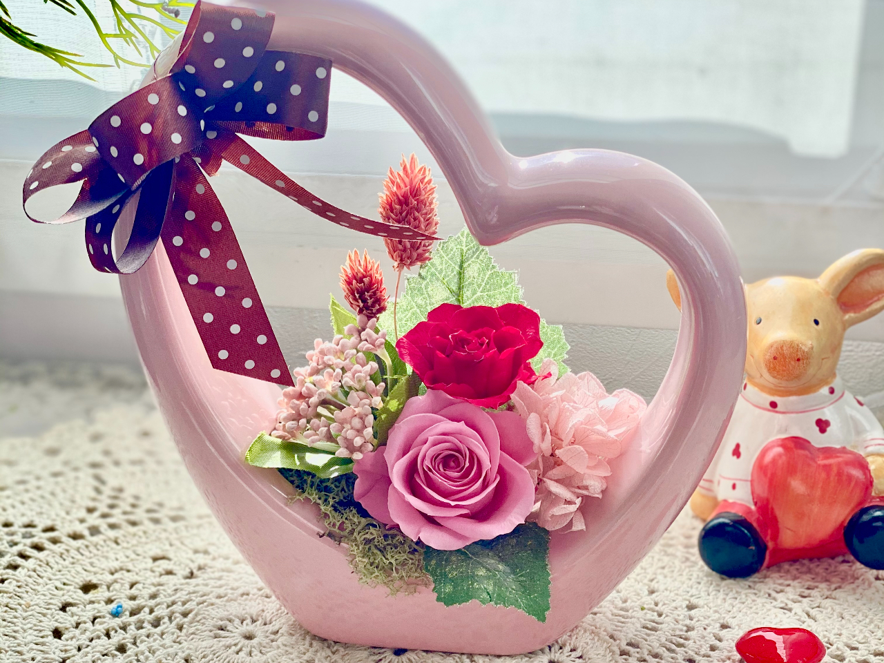 陶器製のハートに優しくお花を飾りましょう。