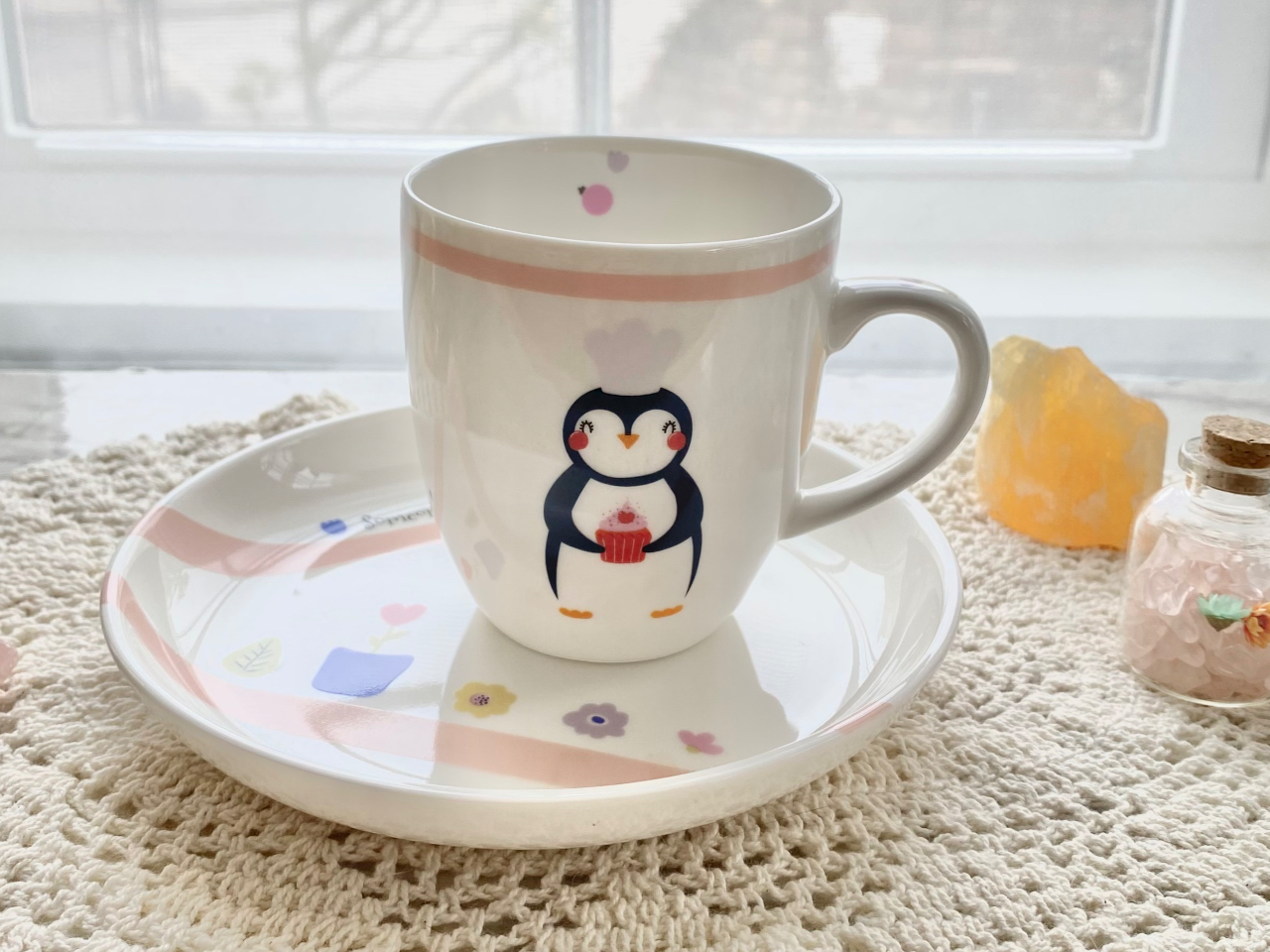 真っ白な陶器がオリジナル食器に、絵柄は色々取り揃えておりますが,画像のものがなくなってしまった場合はご了承下さいませ。