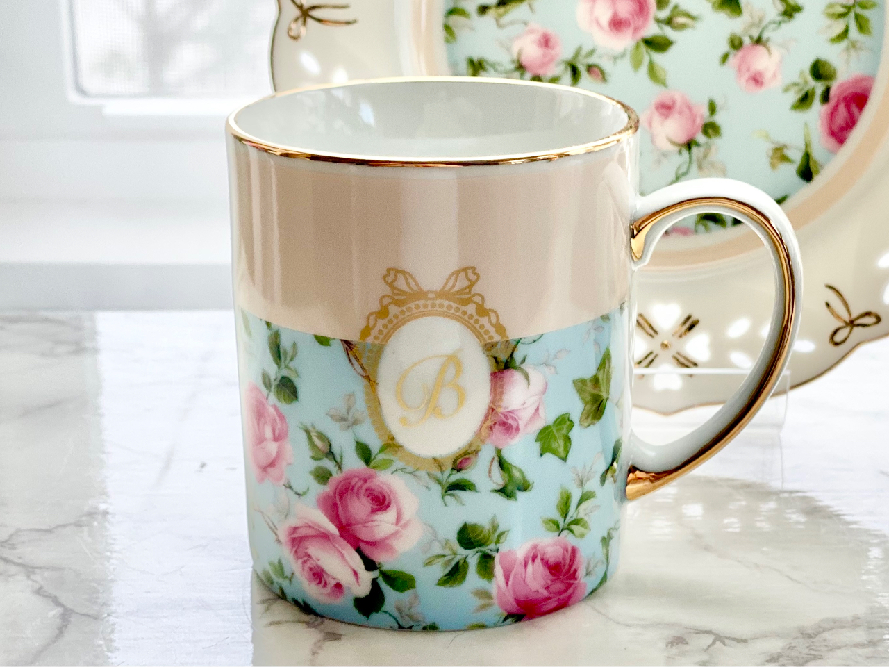 真っ白な陶器のマグカップにお好きな絵柄のシートを貼り付けてオリジナルマグを作ります。