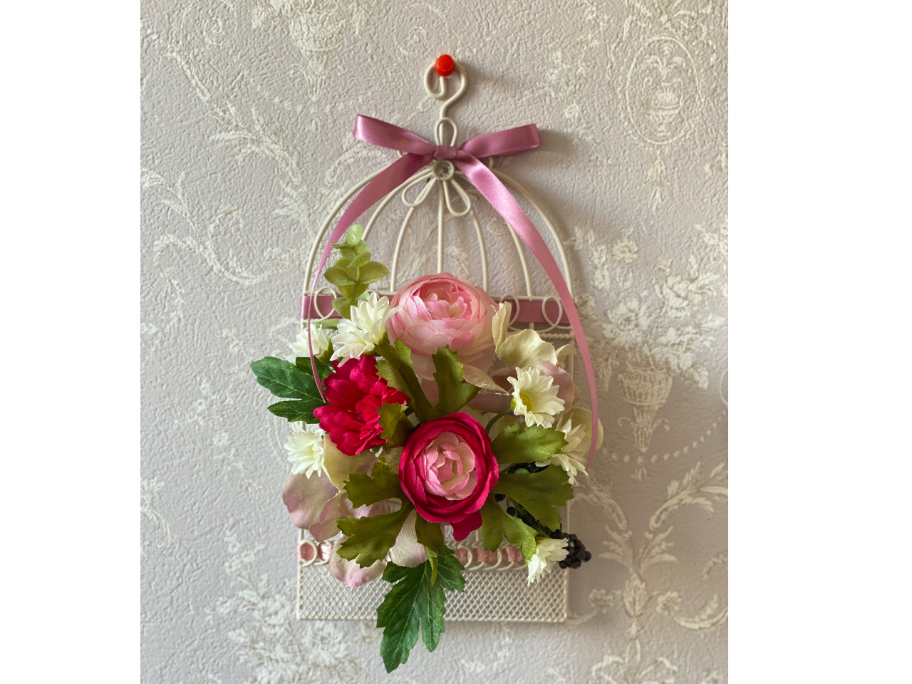 立て掛けて飾ったり、壁掛けとして飾る事ができます。