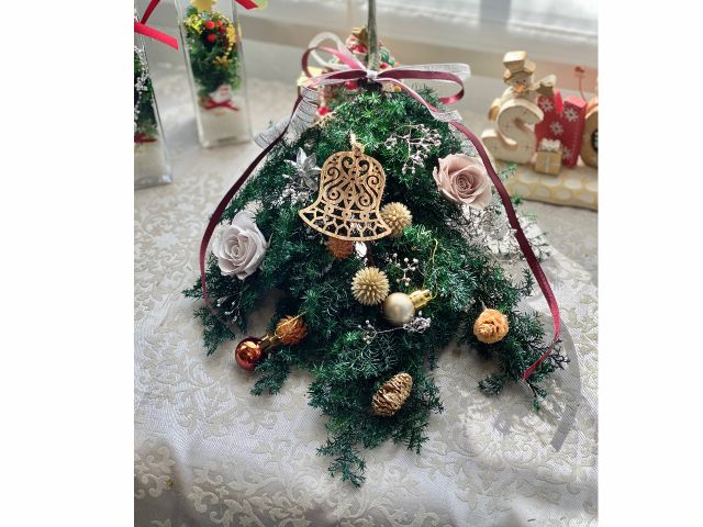 オーナメントはアトリエ内のものからお選び下さい。スギとバラ(色は選べます)はプリザーブド加工のもの、木の実はドライなど可愛く飾っていただきます。