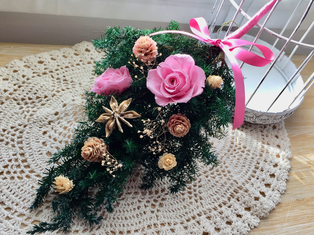 óAsNłAu[łAzCgłDȐF̃NX}XIyƂȂXM̃XbÕO[͉F̉Ԃłf܂B