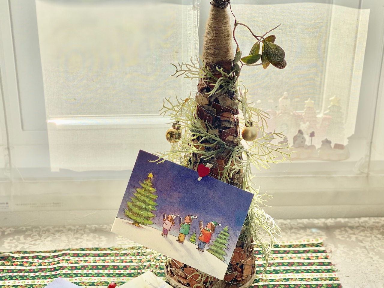 コルクコーンの部分だけでもアイデア次第で通常のインテリアになりますよ。もちろん花の部分と一体化させてしまうことも可能ですが、、あえて花の部分とわけてみました。