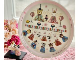 陶器のお皿にお雛様の絵柄を楽しく絵付けしましょう。ハサミでシートを切り取り貼り付けていただきます。焼き付けたあとは、本物の食器と変わりません。