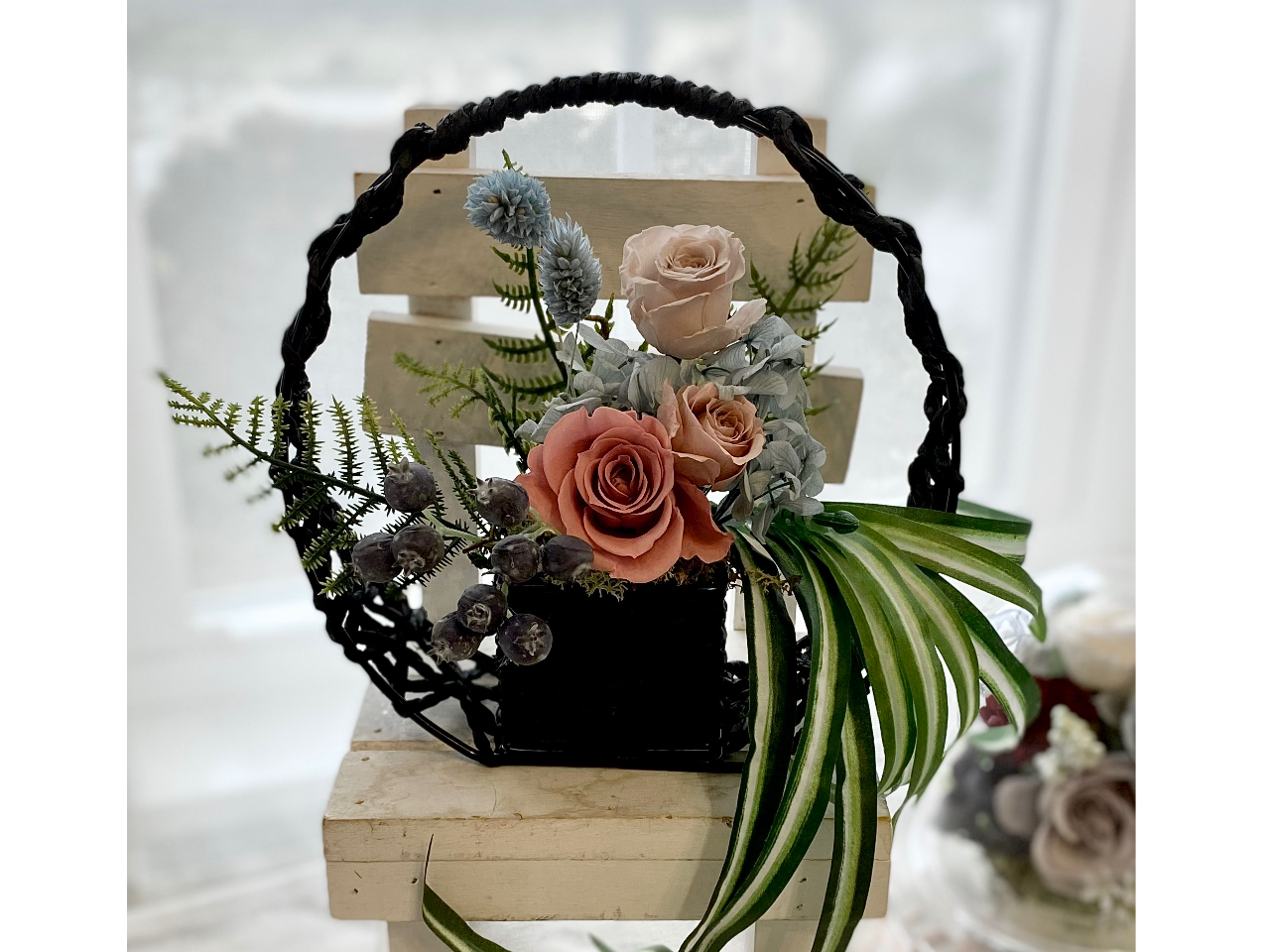 お客様の作品、くすみカラーで落ち着く色合いで完成※お花の増量の場合は別途現金でご購入となります。バラ大は380円、小220円