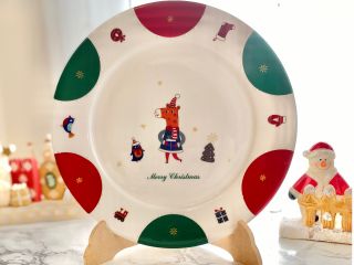 【クリスマスモチーフ】の絵柄をご用意しました。 お好きな絵柄でオリジナルのお皿を作ってくださいね。お皿の縁の色はお好みの色でも可能です。