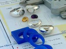 本格的なコースはプロ総合コースをご用意しています。アートオノダジュエリースクールHPご覧ください