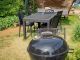 芝生席テーブルとBBQコンロ。