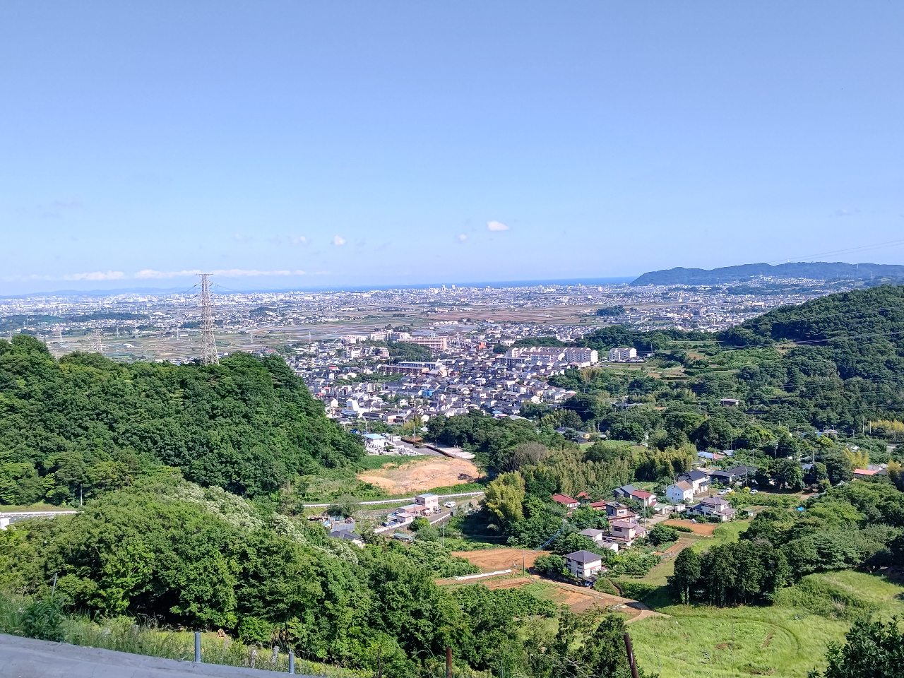 山の上みかん園からの眺望、徒歩800m15分で到着出来ます。一番人気のみかん狩り畑です。自信がない方は徒歩150mのふもとのみかん園でもみかん狩りできます。