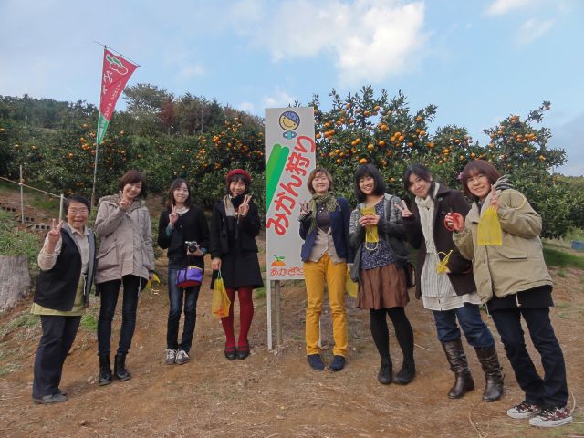 みんなでみかん狩りに来ました。一番左がうちのお母さん。
