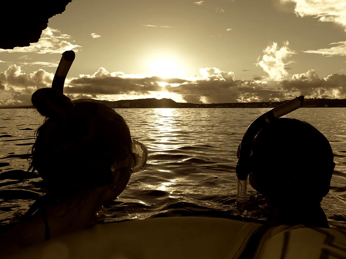 人気の早朝青の洞窟シュノーケル!6時30分に真栄田岬に集合!!沖縄の朝日を浴びながら青の洞窟を目指します