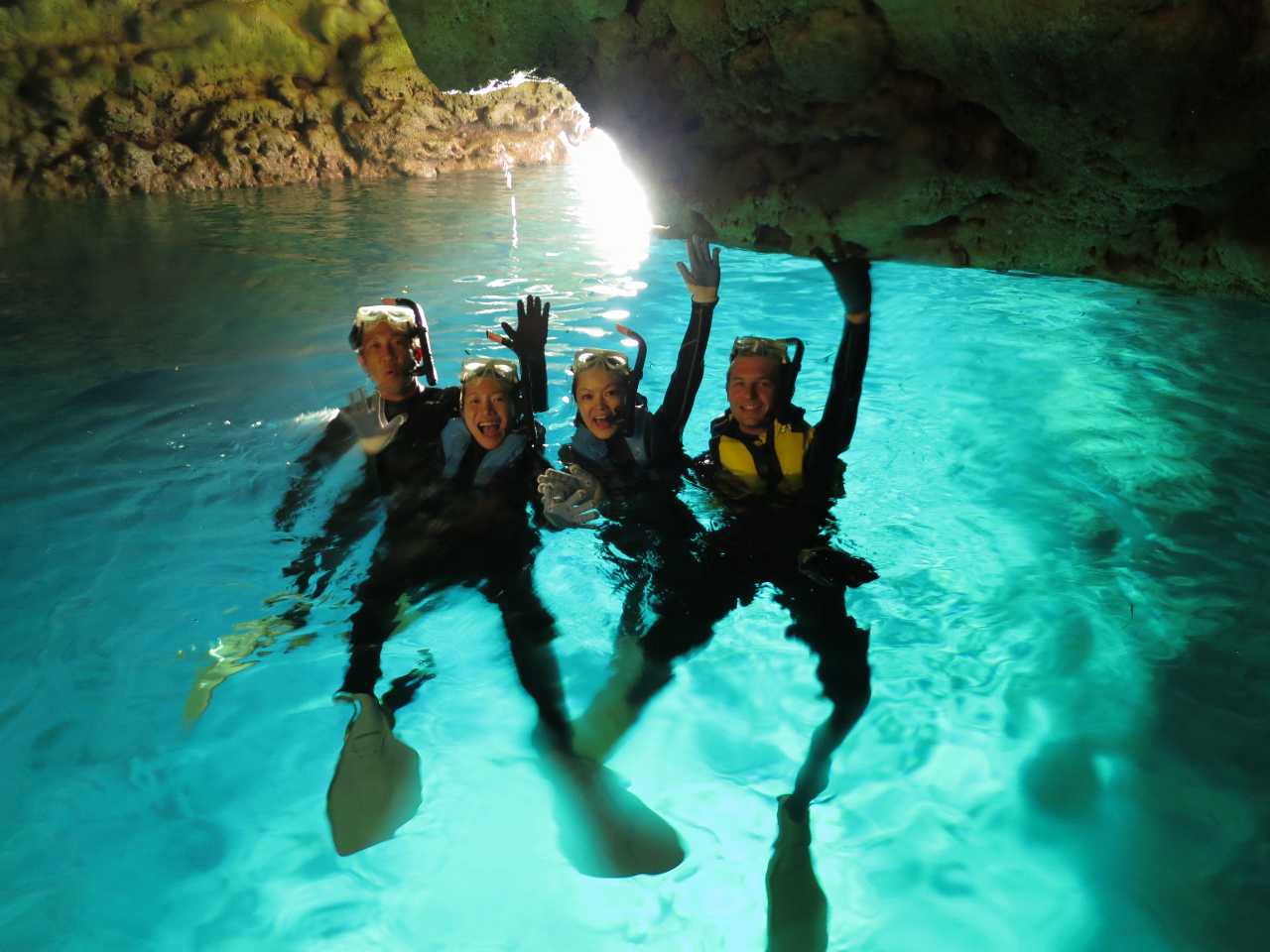 早朝の青の洞窟は人も少なくまったり楽しめるよ