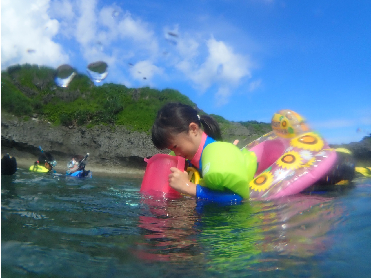 マスクが使えないちびっ子は箱メガネでお魚を探そう