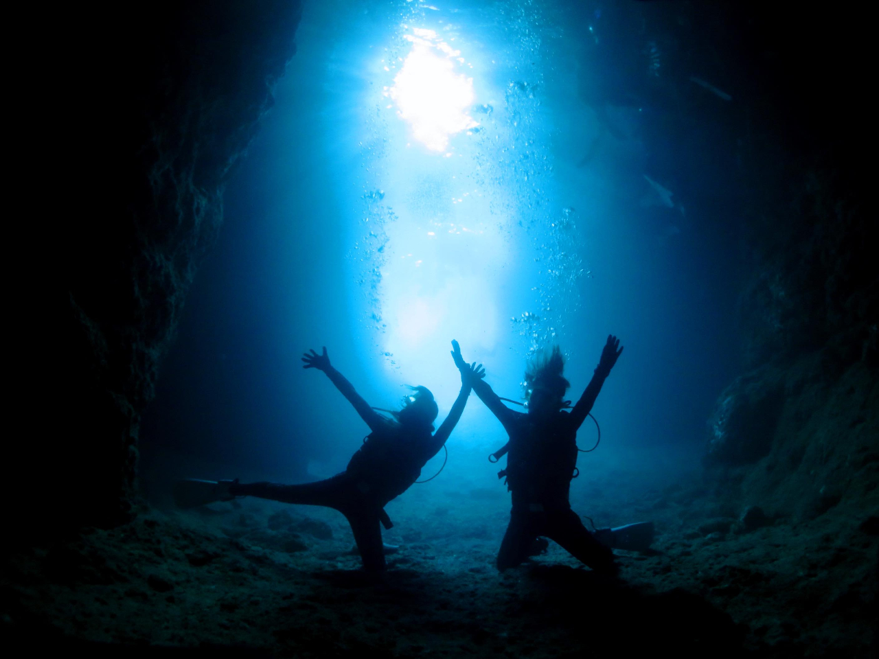 神秘的な青の洞窟は早朝がオススメ!