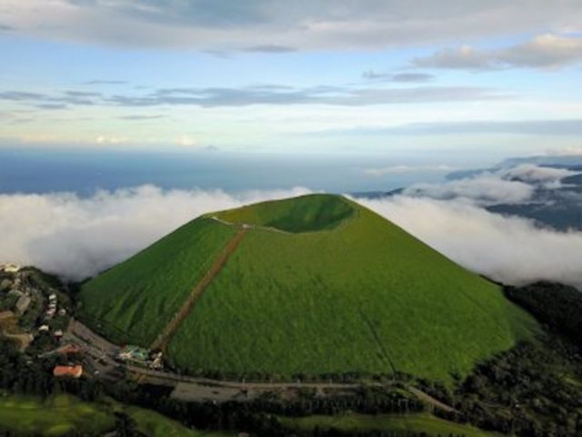 天気が良ければ、大室山山頂から富士山や伊豆七島が眺められます