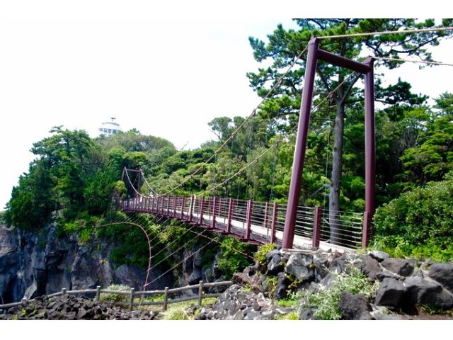 吊り橋近くには「門脇灯台」があり自由に登ることができます。