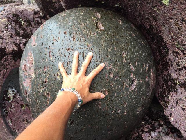 波に洗われて自然にできた直径60~70cmの球形の石がある、「ポットホール」(危険な場所にあるため通常は上から眺めるだけとなります)。
