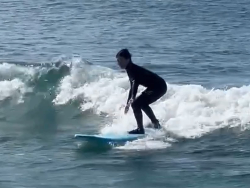 ビギナーの方にはソフトボードを使用していただきます。9fクラスの大きいボードでボードに立てるように浮力のあるボードでチャレンジしていただきます。