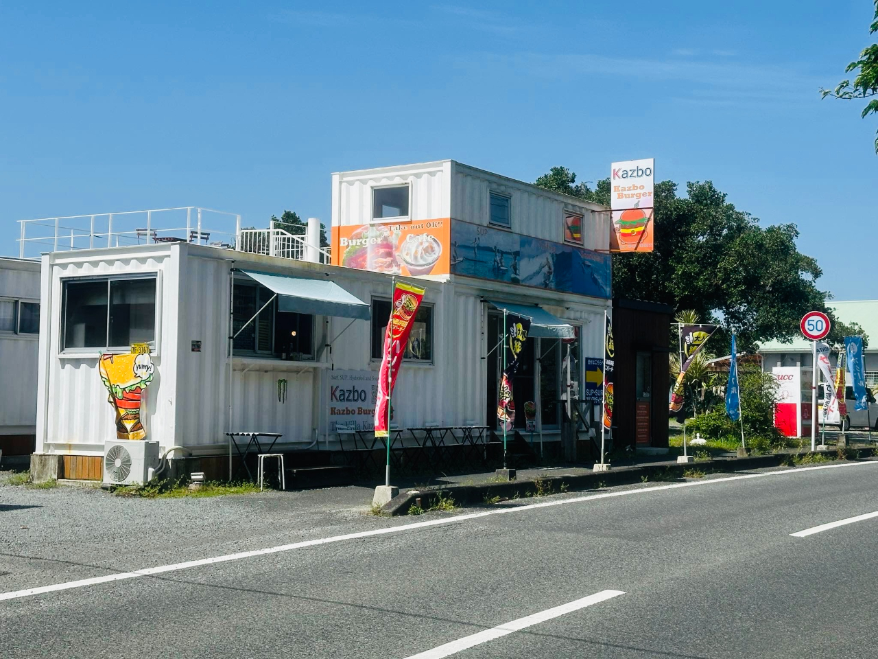 �����炪�W���ꏊ�ł��B�O�ʂ�Kazbo�o�[�K�[������Ă��܂��B�����l�C�̃o�[�K�[�ł��B