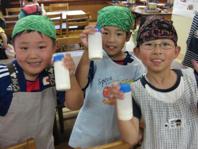 バター作りの様子♪容器を振ったらあら不思議★どんどん固まりが出来てきます!