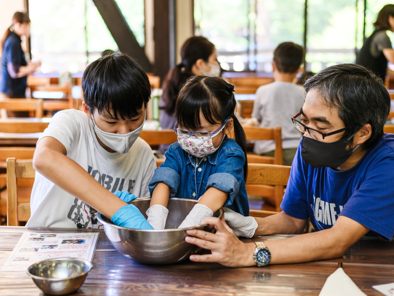 小さなお子様も、家族と一緒にお肉をコネコネお手伝い!