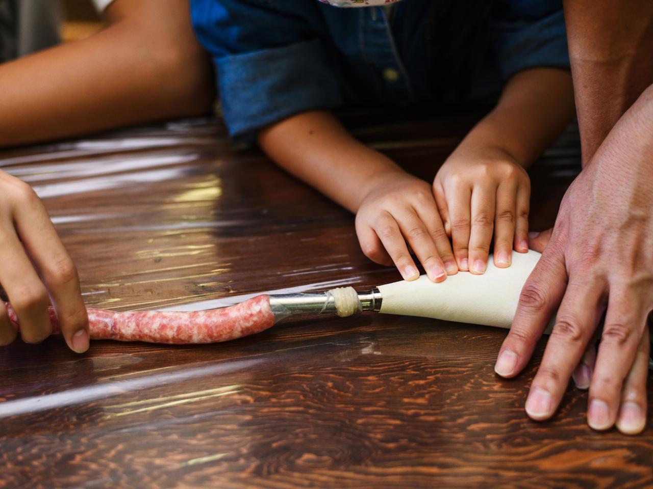 ギュッとお肉を腸に絞り出します。力がいるので大人の出番です!