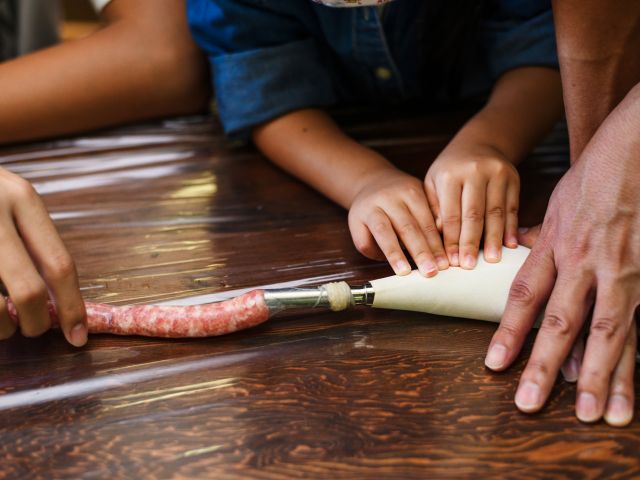 ギュッとお肉を腸に絞り出します。力がいるので大人の出番です!