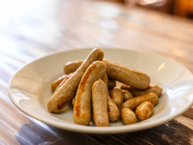 出来上がったソーセージは熱いうちに召し上がれ。※保存料不使用のため、お持ち帰りはできません